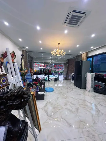 MP Nguyễn Văn Cừ - Long Biên. Khu vực chuyên KD mua bán ô tô. Vỉa hè đá bóng. KD sầm uất nhất Quận. 5p đến phố cổ. Vị trí VIP. Với 130m 7 tầng TM mặt tiền 6,3m.