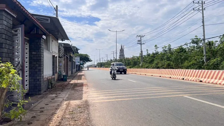 Cần bán đất mặt tiền tỉnh lộ 328 xã Hồ Tràm, tp Hồ Chí Minh.