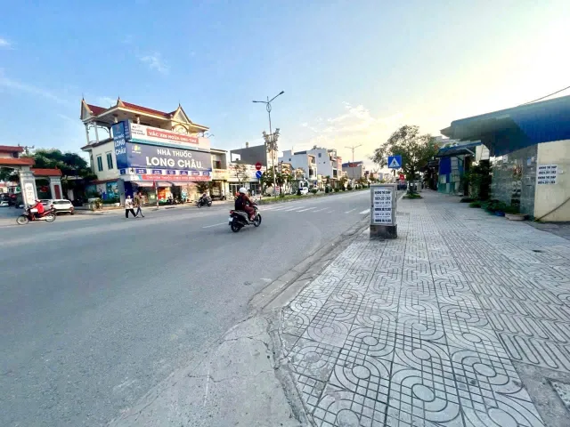 LÔ GÓC 100m đất Thuỷ Triều ( phường Hoà Bình ) Thủy Nguyên .l/h:076.231.9990 em Thúy 
Lô góc 2 mặt thoáng ngõ ô tô tận cửa giá chỉ hơn 2tỷ tí tẹo ✅ 

Hướng Bắc ,ngang ~ 5m 

Cách đường 359 chỉ 200m ,xung quanh toàn nhà to 
Diện tích hiếm có còn lại 