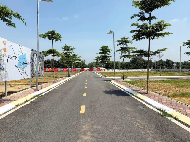 BÁN ĐẤT NỀN HOÀ LẠC, NGAY NGÃ TƯ HOÀ LẠC 100M FULL ĐẤT Ở