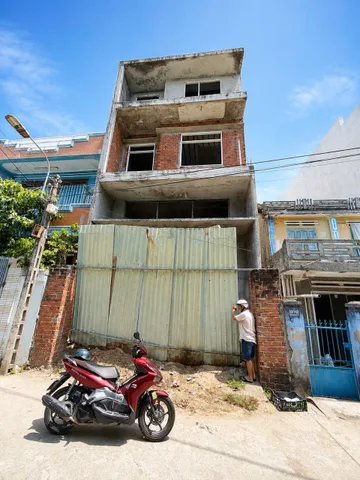 🏡 BÁN NHÀ THÔ HẺM 2 Ô TÔ NGUYỄN THÁI HỌC – TP TUY HÒA 🌟

📍 Địa chỉ: 11/142 Nguyễn Thái Học, Phường 5, TP Tuy Hòa  
🚗 Hẻm ô tô, khu dân cư hiện hữu – gần trung tâm, tiện ích đầy đủ  

📐 Diện tích đất: 159,6m²  
📏 Ngang 5,8m × dài 28m cực đẹp  

🏗️ 
