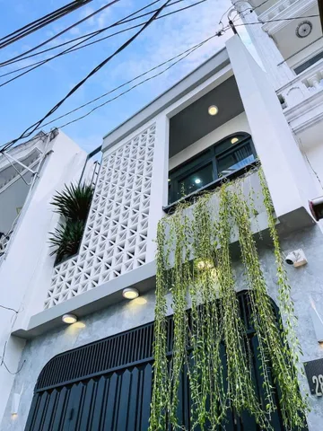Gần công viên. Nhà 31m² Cao Thắng Q3 xây 1 trệt 1 lầu, giá 2 tỷ 550. Sổ sẵn, hẻm 4m, còn bớt chút