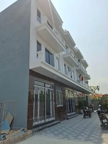 bán 3 căn nhà 3 tầng thuộc tổ dân phố đường đá ,hoa đông.l/h:076,231.9990 e Thúy 
Nhà xây thiết kế tân cổ điển , kiên cố , ngõ oto rộng 4-5m