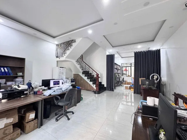 Nhà 4 tầng mặt tiền đường số 8 phường Hiệp Bình Chánh . Phía bên sông GIGAMALL . 115m đất sổ riêng không quy hoạch