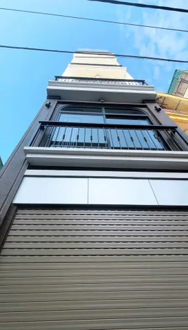 NHÀ 6 TẦNG THANG MÁY - Ô TÔ ĐỖ CỬA - SÁT TRƯỜNG HỌC - 10' QUA CẦU