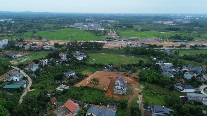 Bán lô 300M full thổ cư đất dân tại Hòa Lạc 

 Cách dh quốc gia chỉ 100m 
Gần ga metro , Gần đường Đl Thăng Long , gần khu cnc , cũng như đh fpt 
 Ở đây rất phù hợp xây ở hoặc đầu tư 
giá yêu thương 
lh em (trang) :0945625856