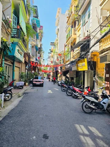 Cát Linh . Mặt ngõ thông. 30m ra MP. Ngay ngã tư Giảng Võ , Cát Linh , Giang Văn Minh. Khu vực dâm trí cao. Tiện ích bạt ngàn. Ở cực sướng