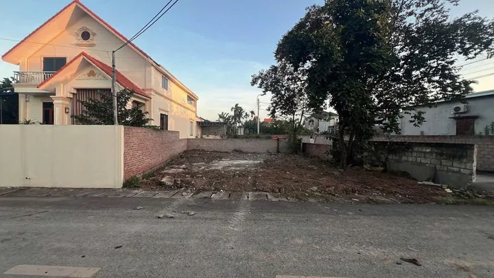 Bán 60 m Hoàng Động đường nhựa 7m xung quanh dân đông đúc.l/h;076.231.9990 e Thúy