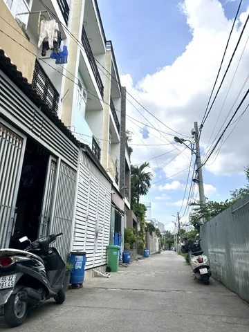 🚗 BÁN NHÀ 3 TẦNG - 50M2(4.2*12.1), HOÀN CÔNG, 4PN - CÓ GIẾNG TRỜI - KHÔNG QH, LG -NHÀ KPL - HẺM XE HƠI THÔNG - GẦN TTHC, QL1K, LÀNG ĐHQG - P LINH XUÂN.(11)