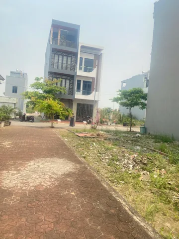 Áp tràn 1 lô xẻ khe đẹp mướt mơ đang chờ chủ mới , đầu tư hôm nay thắng lợi ngày mai 
Dt :60m2 - ngang 4 
Hướng : Bắc 
Giá : 3,x tỷ 
Lh 0898266583