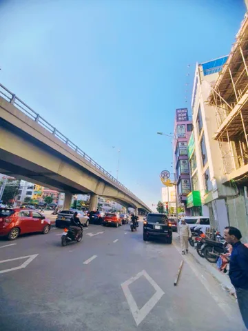 MP Hồng Tiến - L. Biên. Gara ô tô , KD sầm uất. Vỉa hè đá bóng. Ngay ngã tư Nguyễn Văn Cừ, Ngọc Lâm, Bồ Để