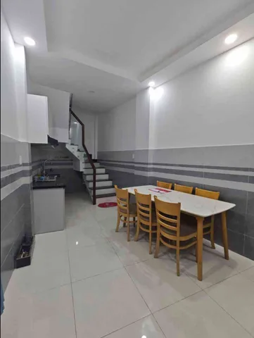 NHÀ XINH LẠC LONG QUÂN, 2 TẦNG BTCT, CÁCH 1 CĂN RA HẼM XE HƠI