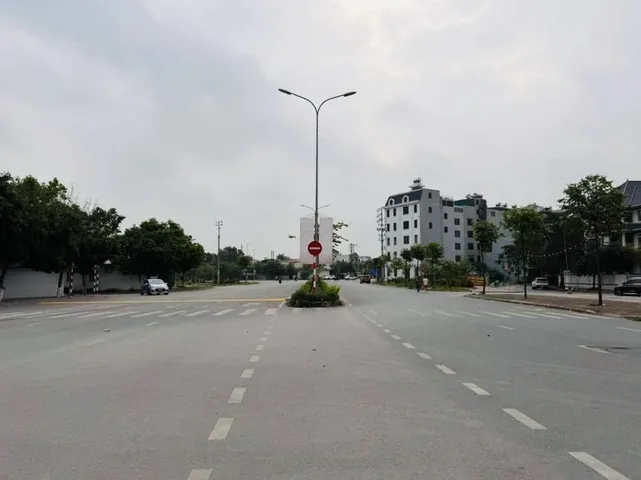 TRANG HẠ MUA ĐẤT TẶNG NHÀ 3TẦNG .CẠNH TRƯỜNG ĐHTDTT, VIEW SÂN BÓNG THOÁNG MÁT KHÔNG GIAN THOÁNG