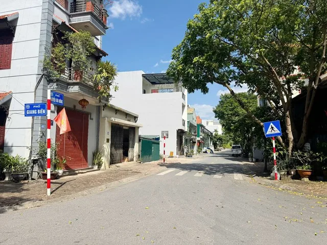 Cần bán 100m2 nhà C4 mặt phố Nguyễn Văn Hưởng. Khu dân trí cao, an ninh tốt, tiện ích nhiều