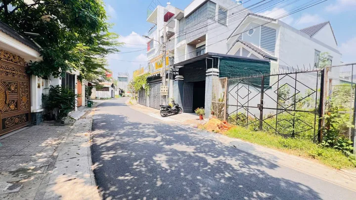 BÁN ĐẤT TẶNG LUÔN NHÀ MẶT TIỀN DX049 PHÚ MỸ ĐƯỜNG NHỰA 7m giá (💰4,25tỷ thương lượng)
Cách huỳnh văn luỹ 50m bên cạnh quán 5 lửa,đường nhựa 7m thông tứ hướng