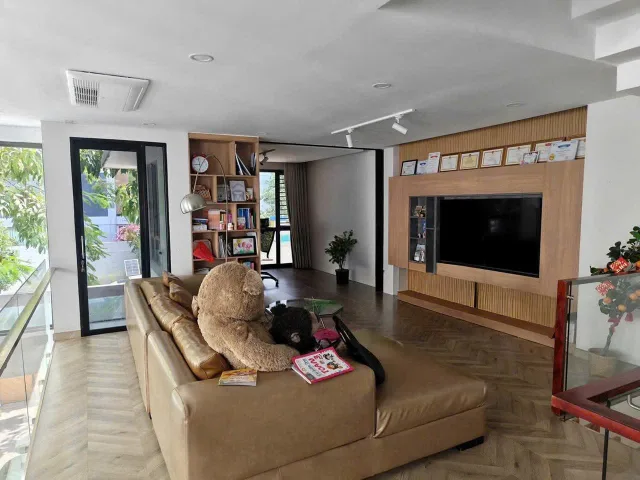 BDS HVL CHÍNH CHỦ CHO THUÊ BIỆT THỰ VẠN PHÁT HƯNG - LIỀN KỀ PMH - QUẬN 7 🌸🌸

➖ Diện tích : 11x21m.

➖ Kết cấu : Trệt - Lững - 2 Lầu - Áp mái 

➖ Thiết kế : 4 Phòng ngủ + 5 vệ sinh - Có hồ bơi 

➖ Hướng : Nam 

➖ Giá thuê : 60 triệu / tháng 

#
