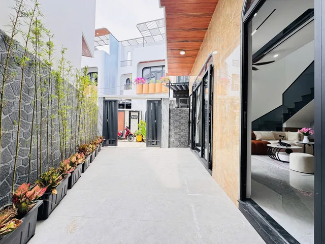 Bán nhà 2 tầng 2mê xây mới hoàn toàn kiệt oto 717 Tôn Đản