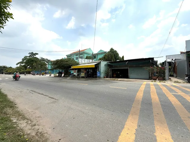 Bán Nhà Mt Hồ Văn Tắng . Sát bên trường học.  Có 241m thổ . 7.7 x 58