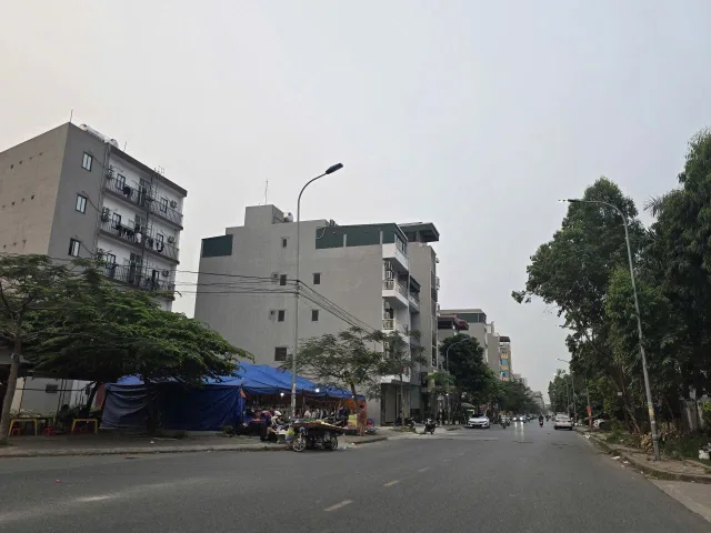Bán đất 2 lô liền nhau chu mẫu 2. Trục chính đường 40m. Kinh doanh tốt. Diện tích 272m mặt tiền 20.7m hướng tây & nam. Phường nam sơn tỉnh bắc ninh
