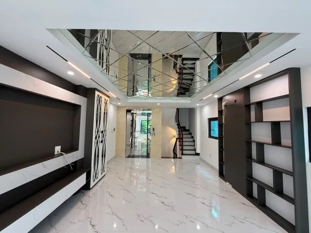 Bán nhà 70m² full thổ cư ngang 4.5m giá 28 tỷ tại Đường Cổ Linh Phường Long Biên