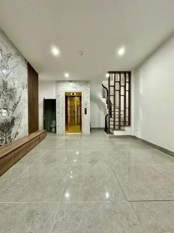 KIỆT TÁC NHÀ PHỐ LÔ GÓC TRẦN KHÁT CHÂN - 5 TẦNG THANG MÁY MỚI KÍNH COONG - SỔ NỞ HẬU - SÁT VÁCH MẶT PHỐ