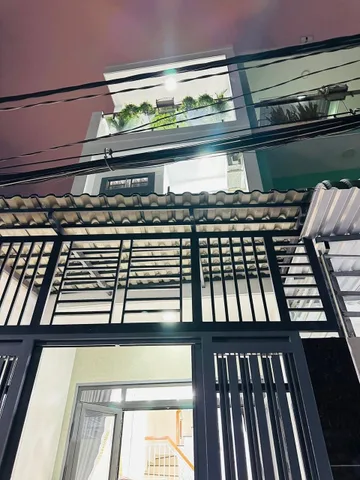 Nhà ngộp 53,8m2 giá 2 tỷ 450 triệu đường Thích Quảng Đức, phường 5, Phú Nhuận, hẻm xe hơi 4m.