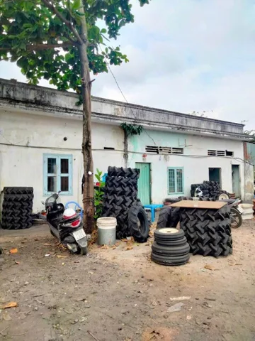 -Vị trí : Mặt tiền đường Quốc lộ 1A, ngay sát cạnh Chợ Bình Chánh. Vị trí chiến lược, giao thương sầm uất, xe container, xe tải ra vào xuyên ngày đêm.
-Thông số : ngang 37m X chiều dài 55m , Đang làm mặt bằng kinh doanh kho bãi, bãi đậu xe ô tô, xe tải t