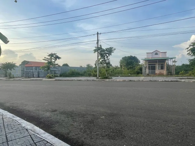 Ngộp bán gấp lô góc 2 mặt tiền ngay cổng KCN Hòa Long, sát chợ, 264m2 giá bao sổ 1tỷ860