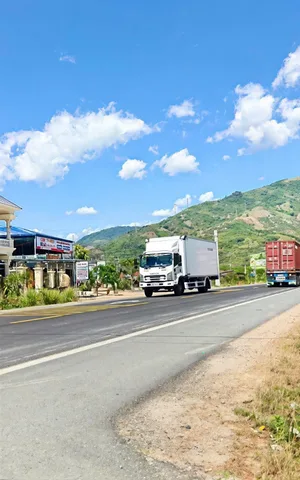 Đất cạnh QL1A, cạnh vuông nuôi tôm, sau lưng giáp Suối, phù hợp đầu tư lâu dài