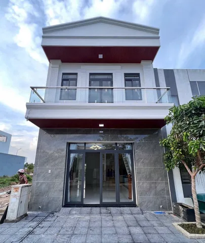 NHÀ 1 trệt 1 lầu - 3 phòng ngủ. 3wc. Đủ công năng. Diện tích: 6x13,1 tổng 78m2 -có 66m thổ cư Hướng TÂY NAM.