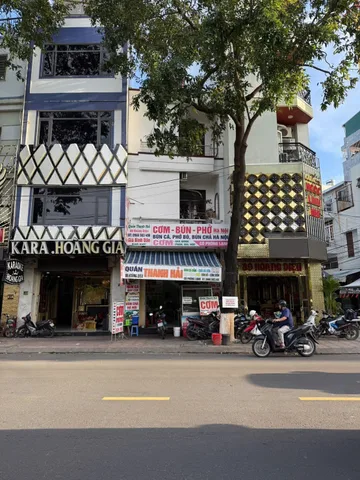 🔴 Mặt Đường Hoàng Diệu Rộng 20m , Nha Trang - Vị Trí Kinh Doanh Đ

👉 Chính Chủ Gửi Bán nhà 3 tầng  - Gần biển 
👉 DT: 72,7m² ngang 4,6m | DT sàn: 227m² |