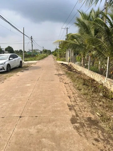 Cần tiền làm ăn bán nhanh 1 lô đất diện tích 2400m2 giá 140tr nằm trên mặt tiền đường bê thông thông rộng