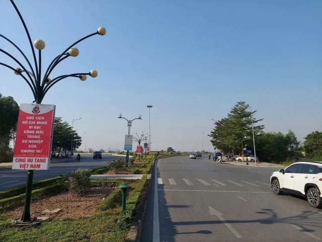 Bán đất biệt thự KĐT đại hoàng long dãy OBT26 mặt đường lý thánh tông rộng 53m. Thông 2 đầu. Diện tích 270m mặt tiền 15m hướng tây bắc & đông nam. Phường võ cường tỉnh bắc ninh