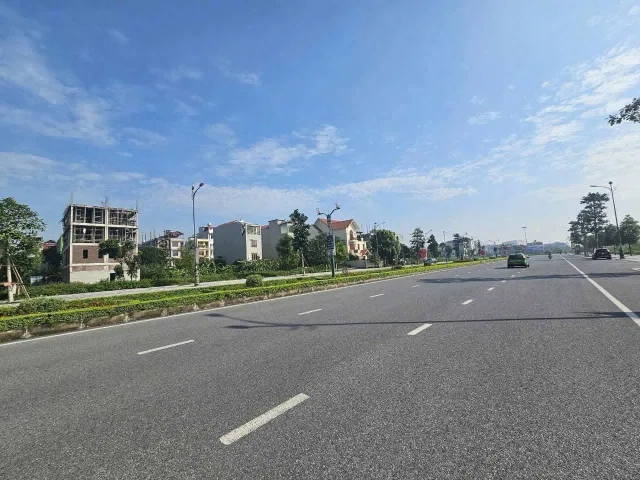 Bán đất biệt thự KĐT đại hoàng long dãy OBT26 mặt đường lý thánh tông rộng 53m. Thông 2 đầu. Diện tích 270m mặt tiền 15m hướng tây bắc & đông nam. Phường võ cường tỉnh bắc ninh
