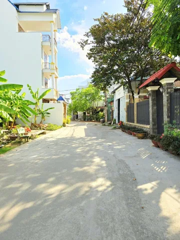 🚗 BÁN NHÀ 3 TẦNG - 53M2(4*13.3), HOÀN CÔNG - 3PN, 3WC, TẶNG FULL NỘI THẤT - KHÔNG QH - NHÀ PHỐ - HẺM XE HƠI - GẦN UBND, CHỢ - P LONG TRƯỜNG.(A)