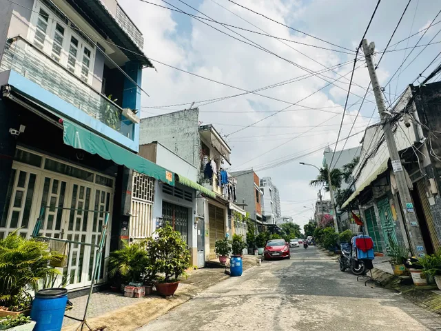 NHÀ 2 TẦNG- GẦN PHẠM VĂN ĐỒNG- KHU DÂN CƯ HIỆN HỮU