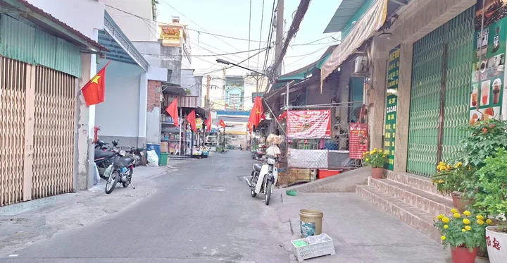 Nhà đẹp Bình Tân (44m2), xe hơi đổ cửa, chỉ hơn 4ty