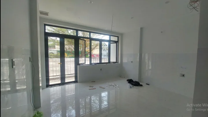 🔥 TÒA NHÀ 5 TẦNG CÓ THANG MÁY MẶT TIỀN TRƯƠNG CÔNG ĐỊNH (P.7) – 8 PHÒNG RỘNG RÃI – GẦN CHỢ PHI TRƯỜNG GIÁ 45 TRIỆU! 🔥