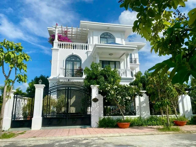 Bán BIỆT THỰ  VIEW Sông Tắc Nhatrang -Có Thang Máy 
Diện Tích:. 360m2. 3 tầng nội thất đầy đủ
Đường hiện trạng: 13m . Sau giáp Sông Tắc 
Có 5 PN 5WC, thang máy. Sổ chủ đầu tư. Xd hoàn công, đợi gắng tên vào sổ