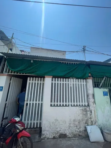 Bán NHÀ VĨNH HẢI – TRUNG TÂM BẮC NHA TRANG -  Ngay Bách Hóa Xanh – gần chợ Vĩnh Hải
🚗 Cách đường 2/4 chỉ khoảng 100m
🌊 Cách biển Hòn Chồng khoảng 1km
🏢 Gần chung cư Hoàng Quân, đầy đủ tiện ích