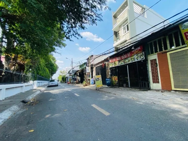 Bán Đất tặng nhà C4 mặt tiền đường 8m vừa ở vừa kinh doanh buôn bán, sát bên Quốc lộ 1a với dt khủng: 100m2 chỉ 6 tỷ nhỉnh