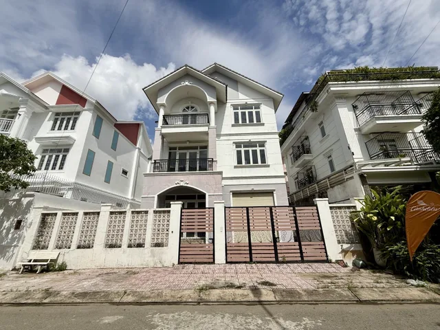 BÁN BIỆT THỰ ĐƯỜNG LIÊN PHƯỜNG, QUẬN 9 - DT 270M2 - ĐƠN LẬP KHU BIỆT THƯ SÁT VÁCH GLOBAL CITY - GIÁ 28.999 TỶ