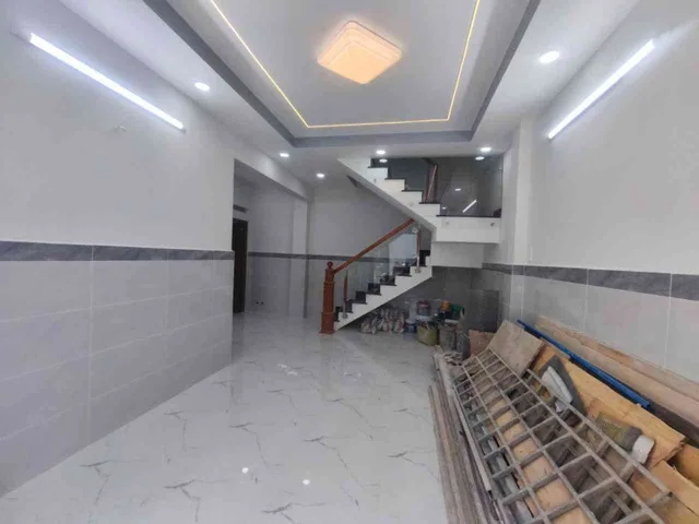 BÁN NHÀ KẾ GÒ DẦU TÂN PHÚ 42M2 3 TẦNG 4 TỶ 4 PHÒNG NGỦ HẺM XE HƠI THÔNG