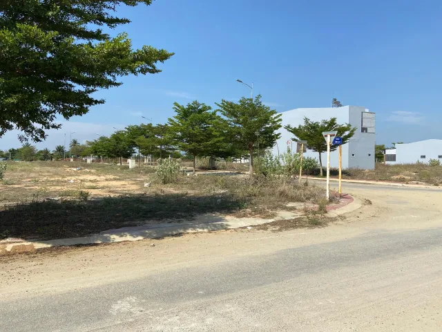 Bán nền kế góc, đối diện trường chuyên Lê Quý Đôn