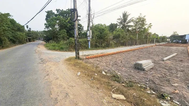Đất thổ cư 2MT nhựa, 1 sẹc QL22, thuận tiện kinh doanh, SHR, Giá 1 tỷ 050.