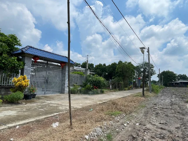 Cần bán lô nền Minh Long gần 200m2 thổ cư 55m2 dân cư đông đúc sát nhau gần trung tâm Chơn Thành giá tốt
