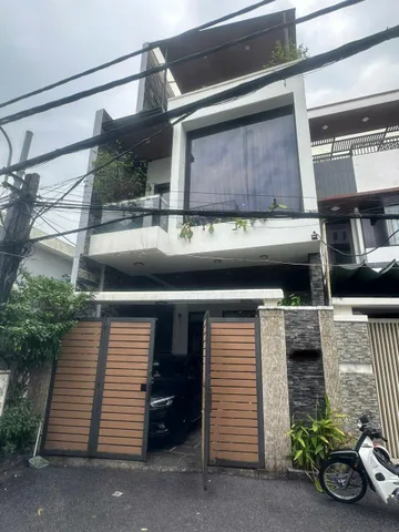 chủ gia đình đang ở bán nhà riêng để chuyển nơi công tác. Nhà 3 tầng mới full nội thất xịn