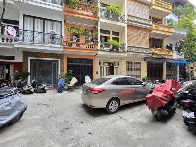 Bán Nhà Nguyễn Văn Huyên. Cầu Giấy. Lô Góc. Ô Tô. DT 52m2. MT 3.7m. 4 Tầng. Giá 17.7 Tỷ.