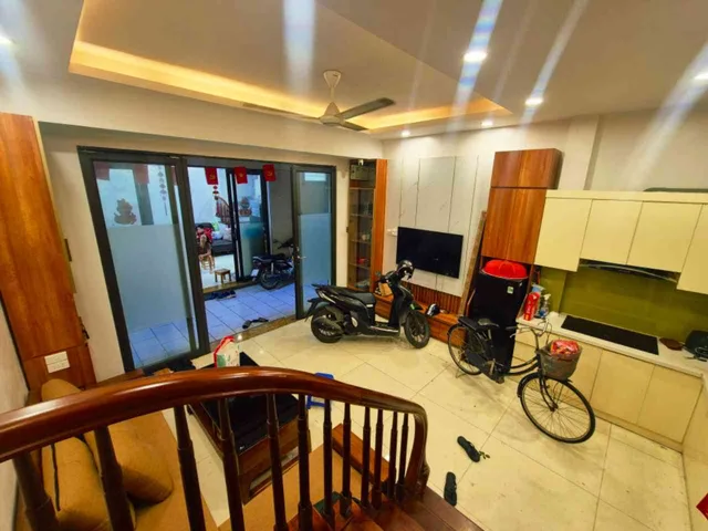 ✅ Bán Nhà Pháo Đài Láng, Gần ĐH Ngoại Thương, DT 35m2, 5 Tầng, MT 6m, Giá 9.x Tỷ