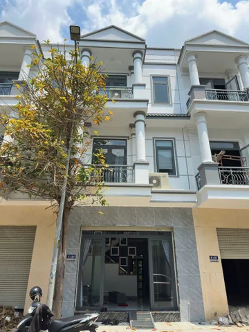 Bán nhà 1 trệt 2 lầu sổ hoàn công ngay mặt tiền DT747B Nam Tân Uyên Bình Dương